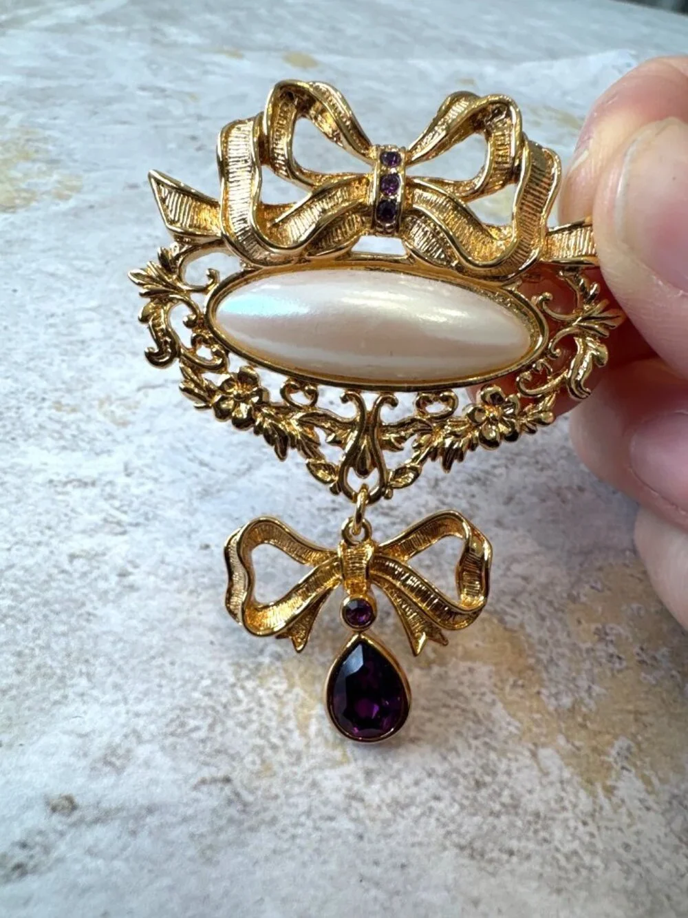 Avon Romantic Style Pin Gold Brooch with Purple Amethyst Stone Dangle